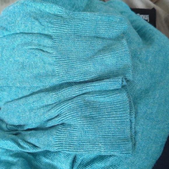 S: Costa Blanca Shawl with sleeves - Picture 4 of 7